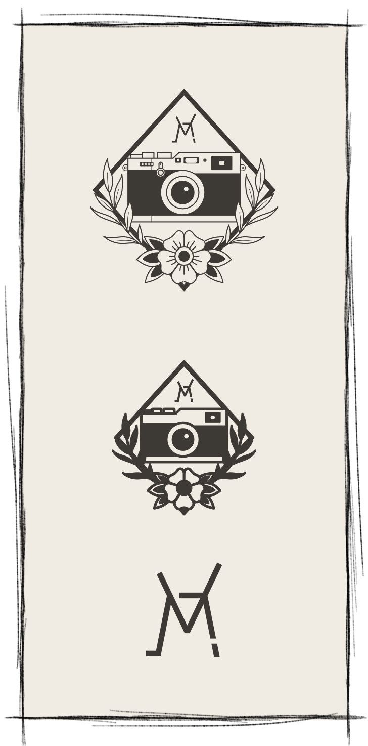 Eine Darstellung der verschiedenen Abstufungen der Logo-Illustration für Alex Möller - detailliert mit Kamera und Blume, mit weniger Details und eine stilisierte Symbol-Darstellung